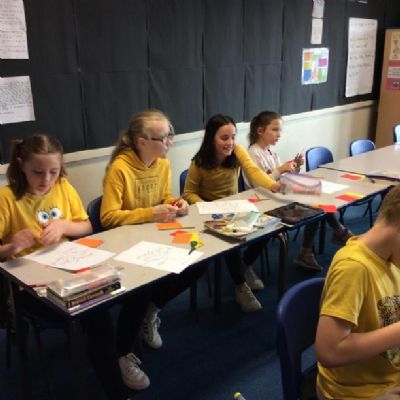 Chestnut class had a relaxing afternoon on #HelloYellow Day creating thankfulness trees whilst listening to calming music (and enjoying a pack of mini Jammie Dodgers!).