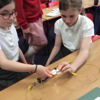 HAWTHORN CLASS - Electricity and Design and Technology