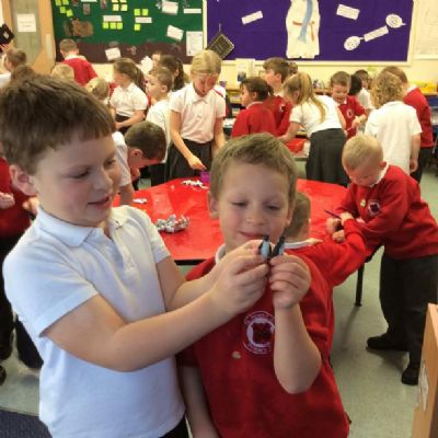 Class 4 and 6 did some investigations about the properties of water.
