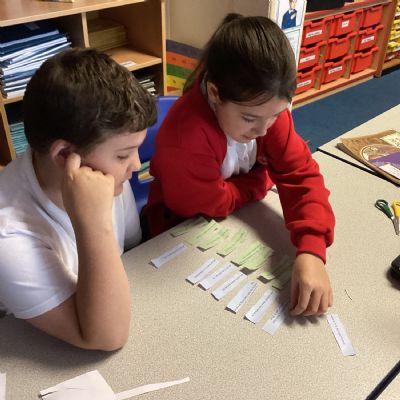 Building sentences containing relative clauses