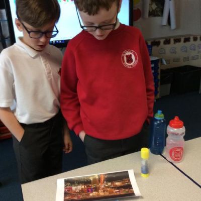 Year 5 have been exploring different photos of North America to look for clues about what the continent is like.